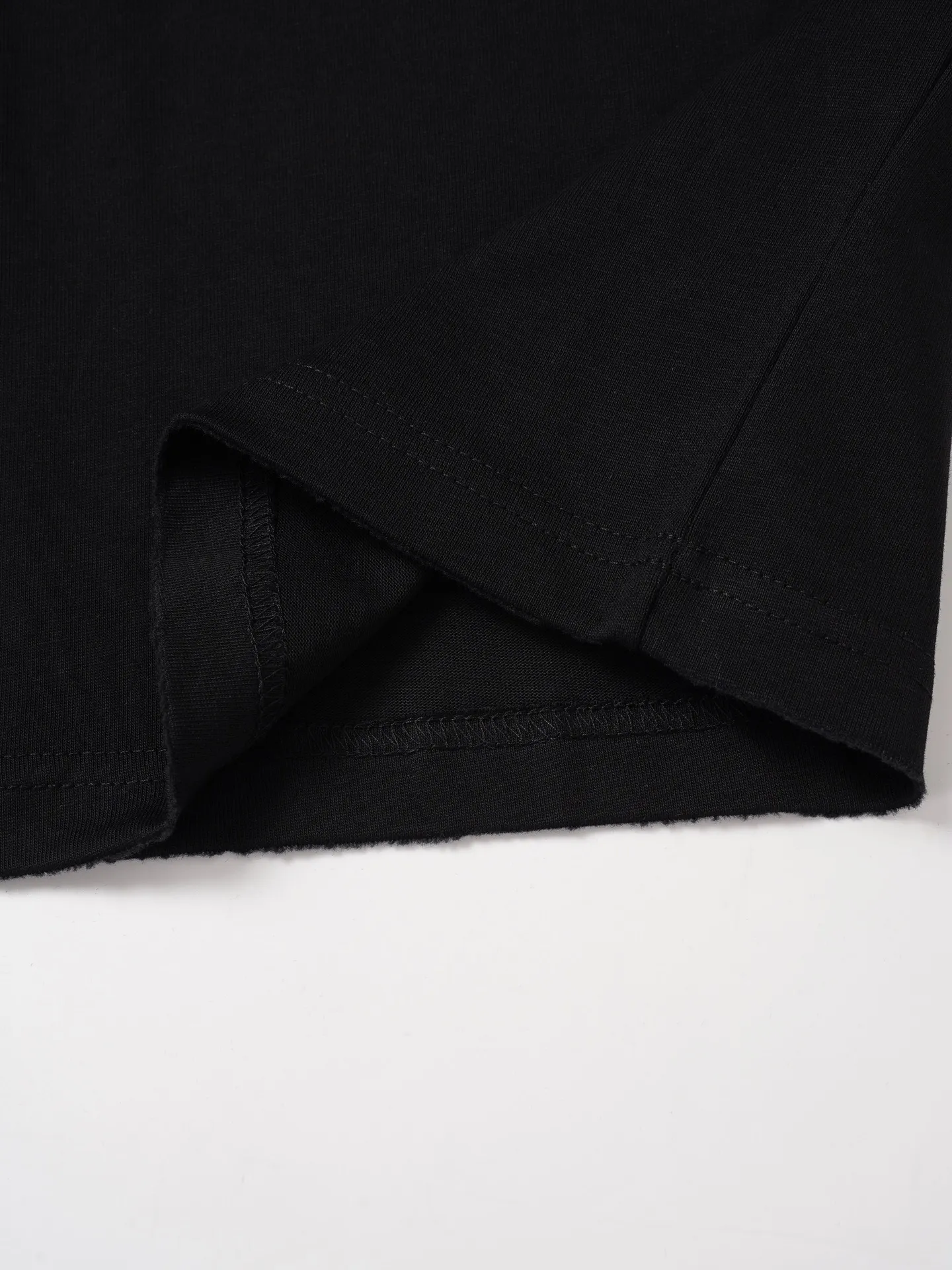 105 CH 2026ss T Chrome Hearts（ ）T ， ， ， 。 ， ， ， 。 / ， ， ， “ ” 。 ， ， ； ， ， ； ， 、 ， ， oversize 。 “Chrome Hearts” ， ， Classic “ + ” ， ， ， 。 T ， 、 ， ， ， 。 ：White Black Size：XS S M L